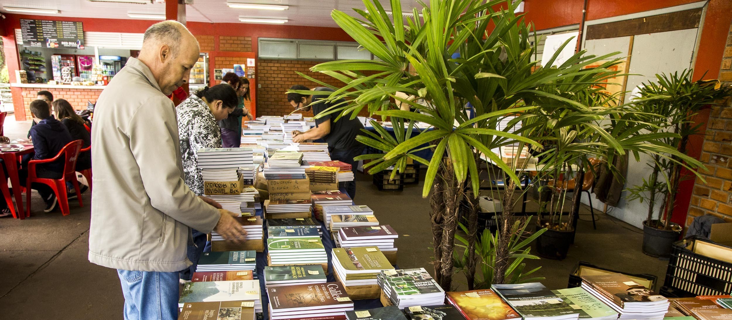 Eduem divulga preços de livros que serão vendidos em feira 