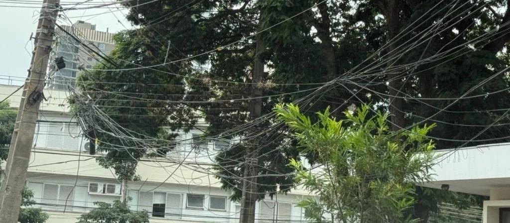 Após denúncias, Copel notifica 28 operadoras e anuncia regularização de fios em Maringá