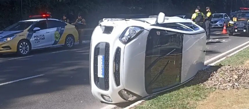 Mulher fica ferida após carro bater e tombar em frente ao Parque do Ingá