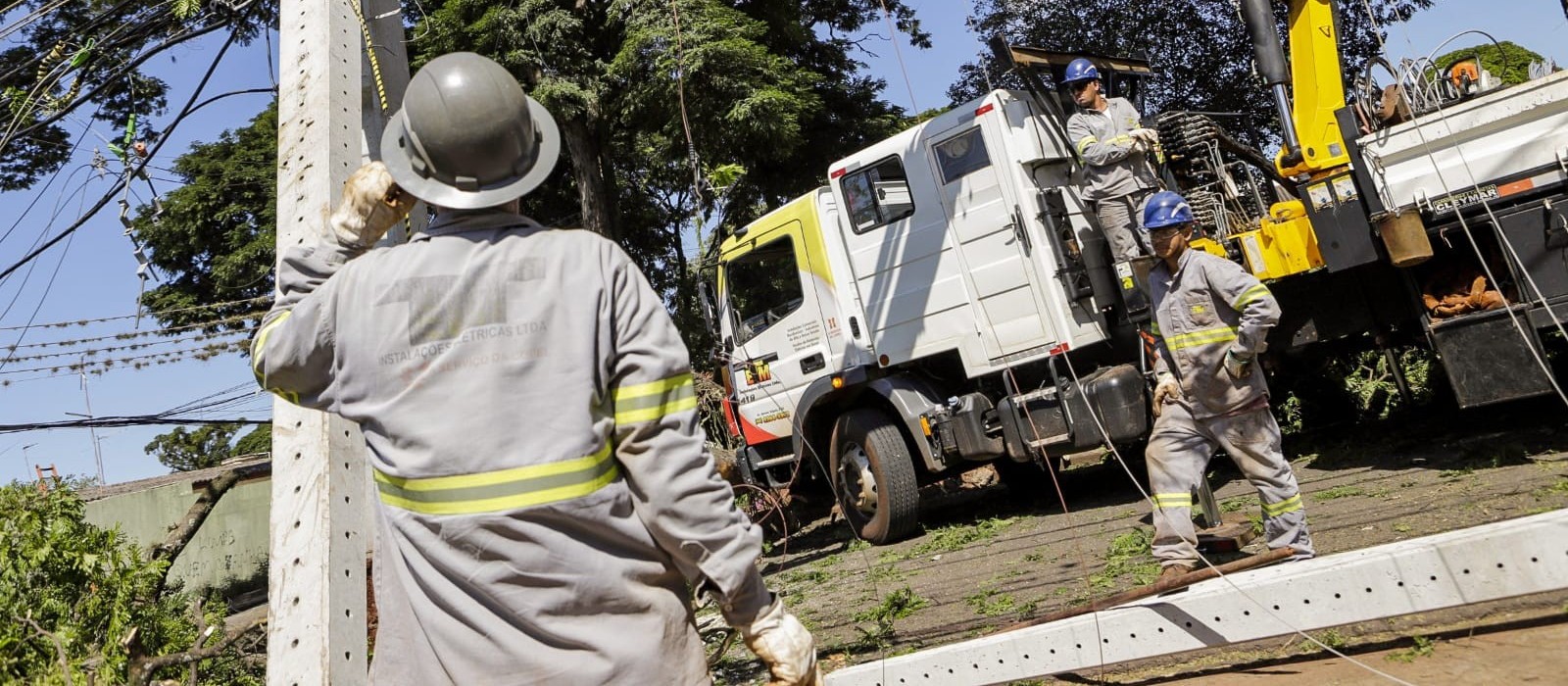 Temporal derrubou mais de 70 postes em Maringá. 14 mil imóveis ainda estão sem energia elétrica no município