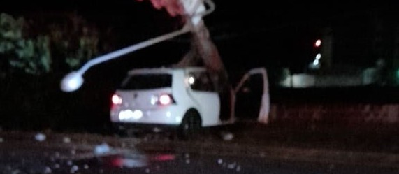 Motorista fica gravemente ferido ao bater carro em poste