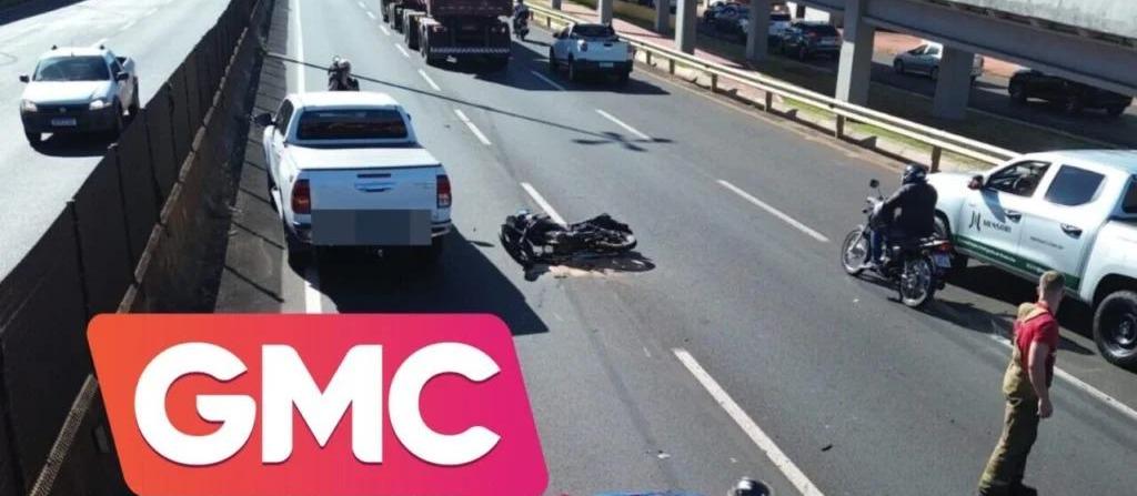 Garupa morre e motociclista fica gravemente ferido em acidente na Avenida Colombo