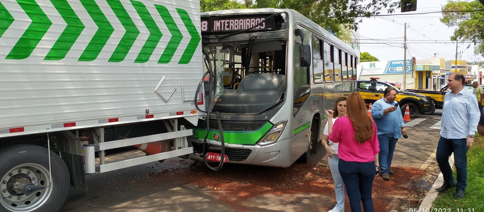 Sete ficam feridos em acidente entre ônibus e caminhão em Maringá