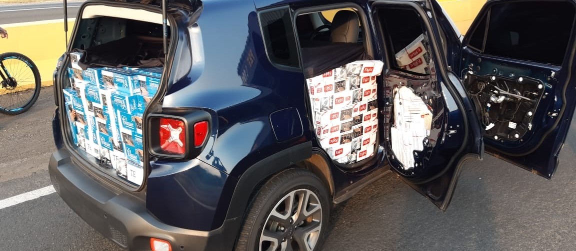 PRF apreende carro lotado de cigarros do Paraguai