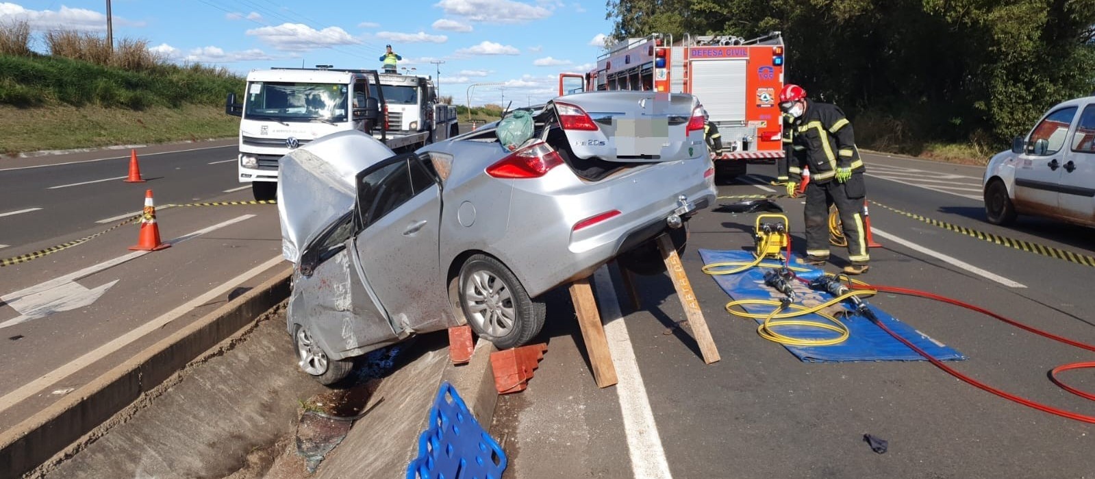 Motorista com sinais de embriaguez fica preso às ferragens após colisão  frontal 