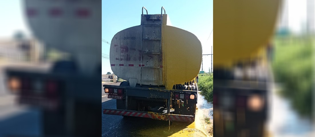 Caminhão derrama óleo em quase toda Avenida Colombo, em Maringá