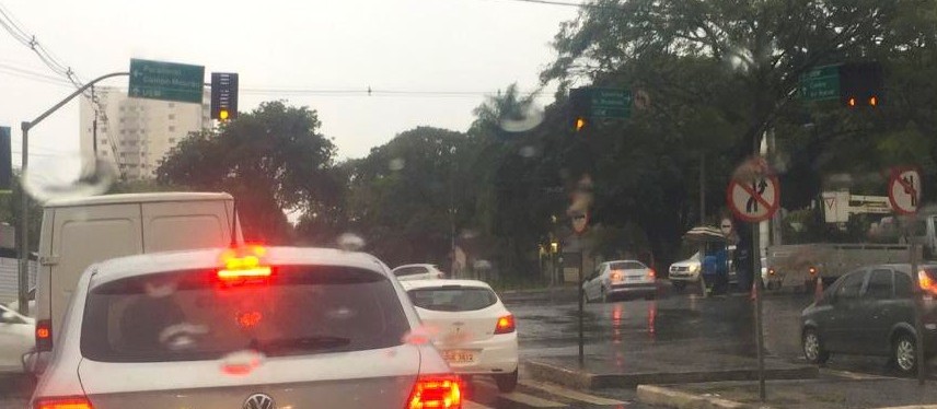 Três sinaleiros estão desligados no centro de Maringá