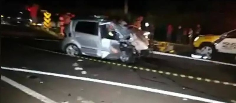 Motor se desprende de carro em batida que deixou motorista ferido na BR-376, em Maringá