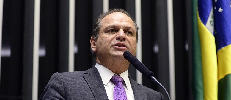 Bolsonaro defende máscara porque é ciente da dimensão da pandemia