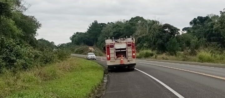 Palmeira: mulher é ejetada e sofre ferimentos graves após carro capotar