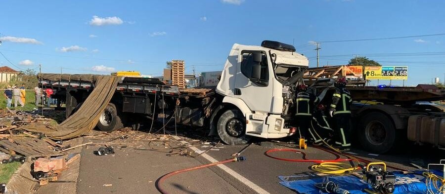 Colisão entre dois caminhões deixa um morto e um ferido na BR-376