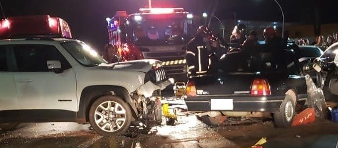 Carro com ex-prefeitos se envolve em acidente, em Nova Esperança