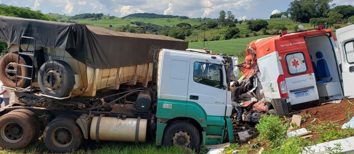 Acidente envolvendo ambulância do SAMU na PR-170 deixa quatro feridos