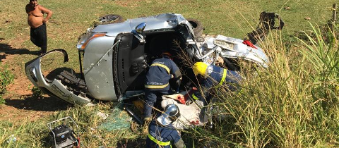 Acidente entre 3 veÃ­culos mata uma pessoa e deixa 4 feridas