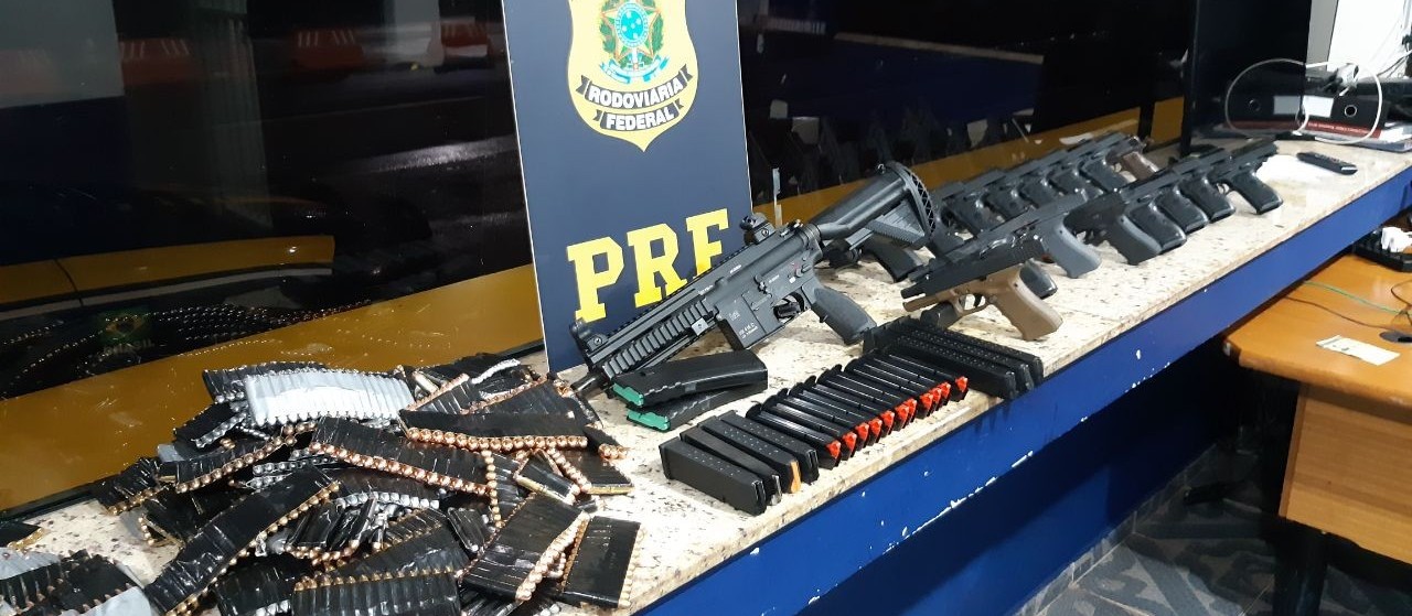 PRF apreende fuzil, 16 pistolas e 5,7 mil munições que iriam para o Rio de Janeiro