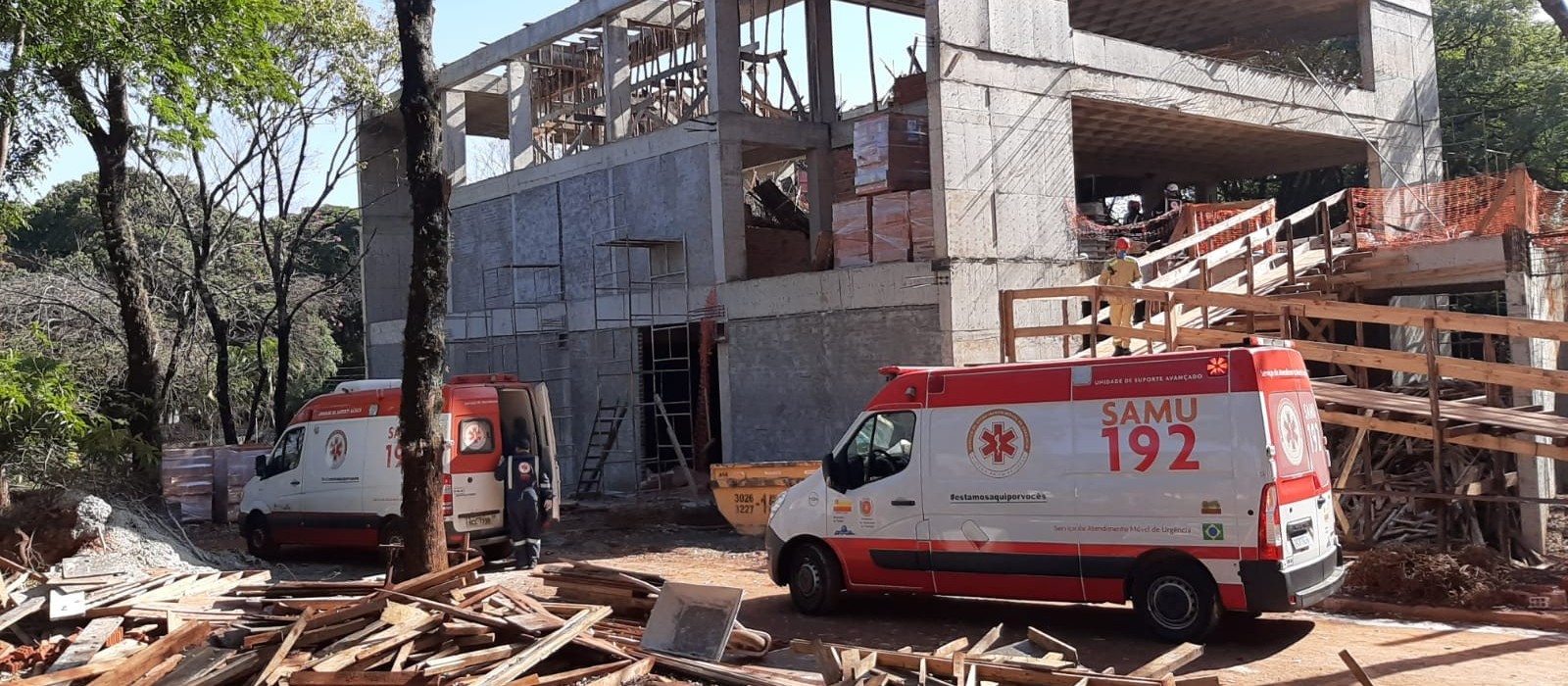 Cinco trabalhadores ficam feridos após desabamento em obra na UEM