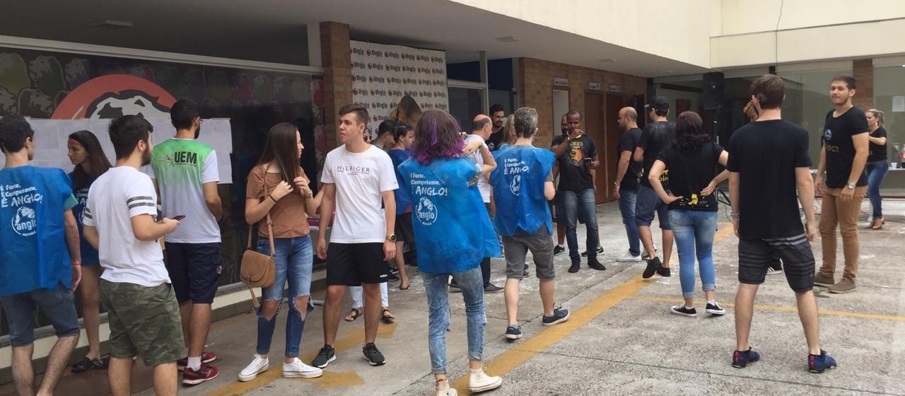 Aprovados no vestibular comemoram ingresso na UEM