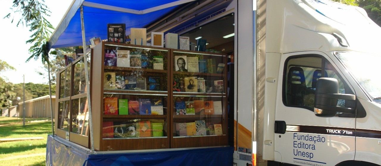 Livraria Móvel da Unesp está em Maringá