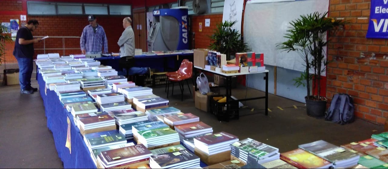 Feira da Editora da UEM oferece livros a partir de R$ 5