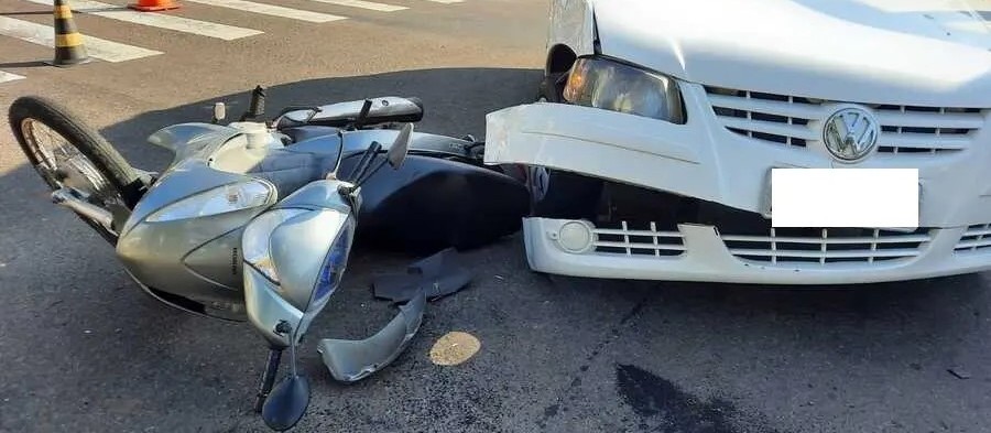 Motociclista de 29 anos fica ferida após colisão com carro em Maringá