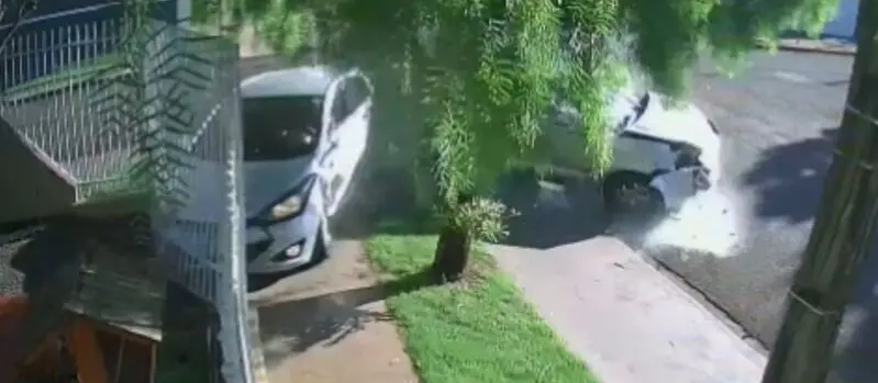 Homens provocam acidente com carro roubado e fogem em Maringá; vídeo