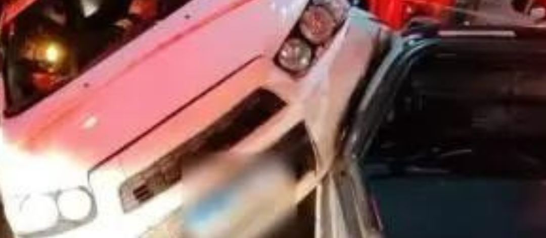 Carro fica em cima de outro após colisão em Maringá; vídeo