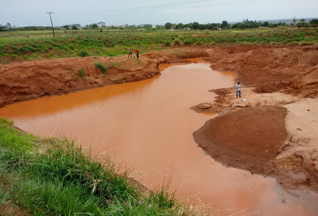 Menino morre afogado em vala cheia d'água da chuva em Loanda - CBN Maringá