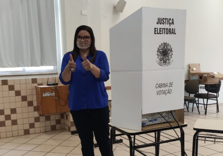 Coronel Audilene vota na Unicesumar