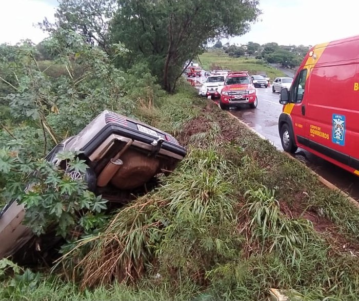 Motorista fica ferido no Contorno Sul após aquaplanar em pista molhada e cair em barranco