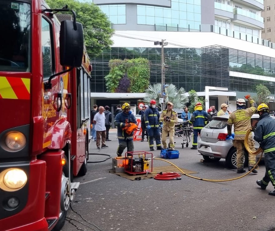 Simulação de acidente chama atenção em frente ao Parque do Ingá'