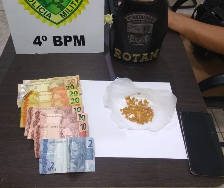 Moradores fazem denúncia e dois adolescentes são apreendidos por tráfico de drogas