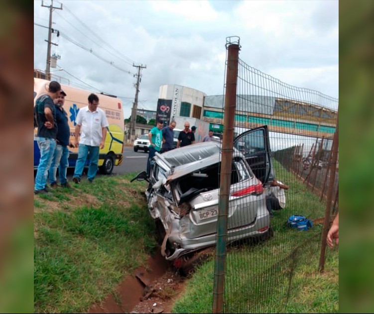 Motorista perde o controle e bate caminhonete na PR-317, em Maringá