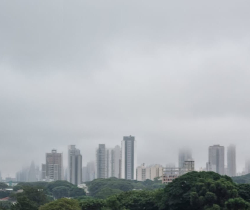 Domingo amanhece frio e chuvoso em Maringá