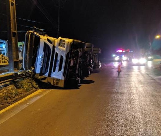 Caminhão carregado com 38 mil litros de leite tomba na rotatória do Shopping Catuaí