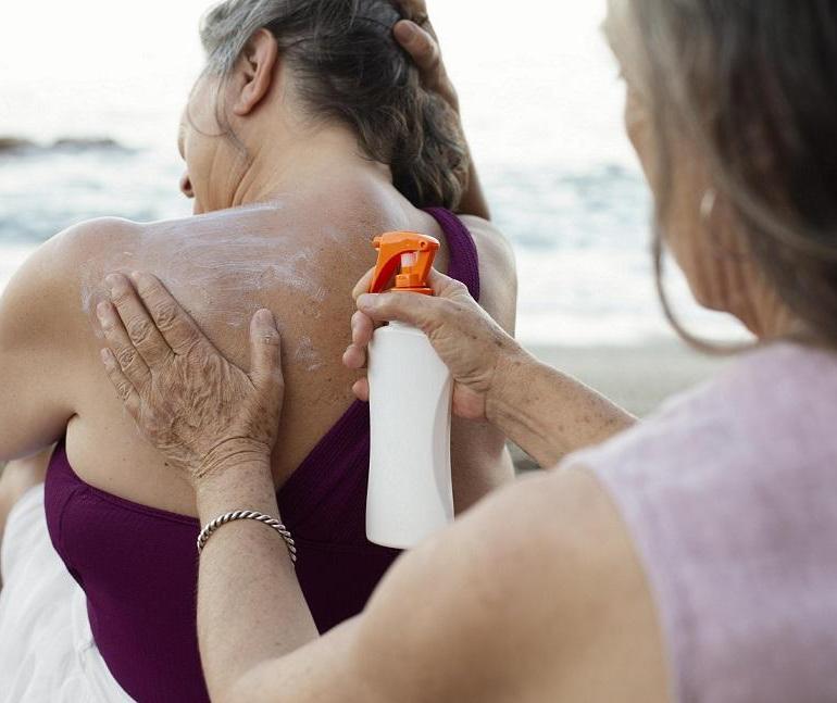 Sol em excesso na praia contribui para o câncer de pele