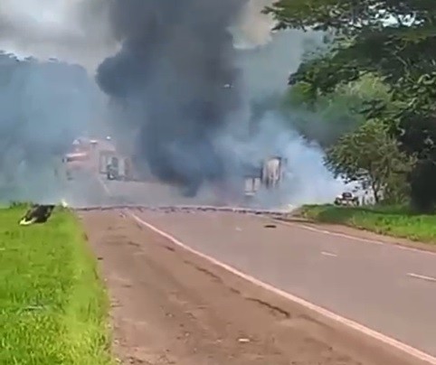 Caminhão carregado com fogos de artifício pega fogo; vídeo