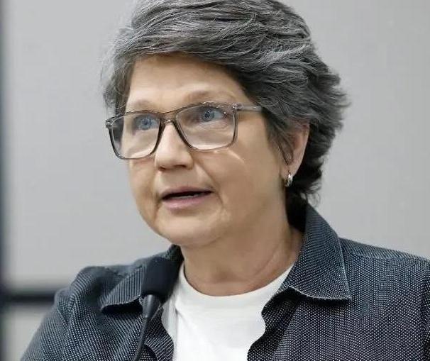 Relator se manifesta pela cassação do mandato da vereadora Cris Lauer