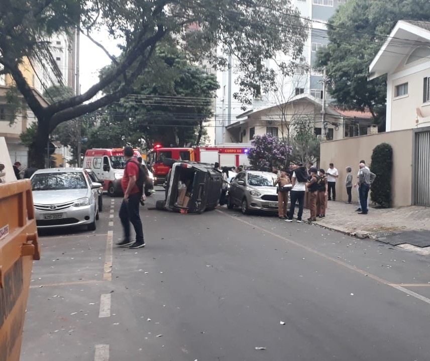 Veja: carro tomba após acidente na esquina das ruas José Clemente e Visconde de Nassau