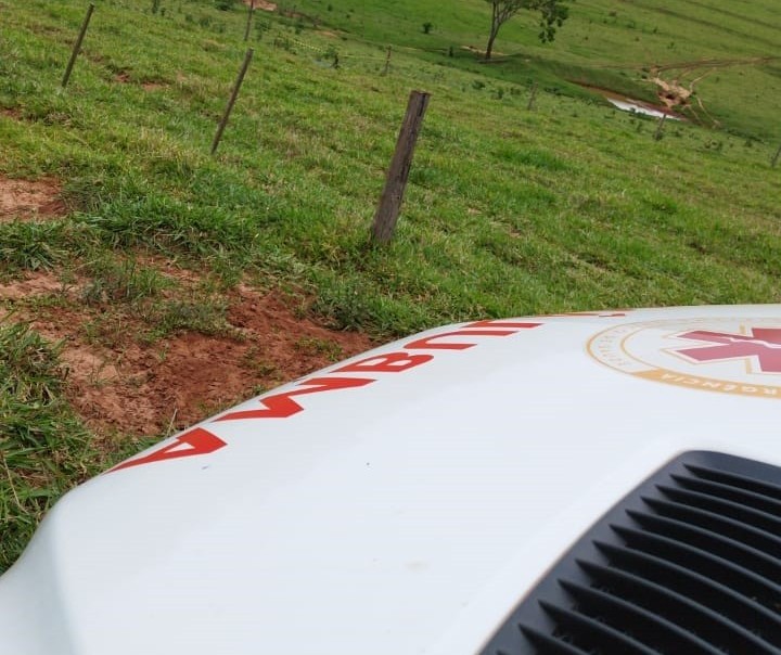 Adolescente cai de cavalo e morre enforcado em corda que o prendia a animal