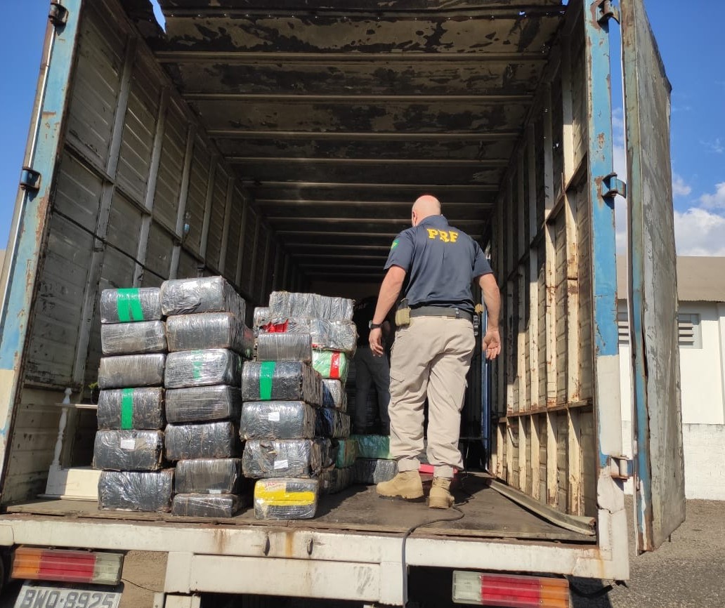 PRF apreende em Maringá 1,5 tonelada de maconha que seria levada até Goiás