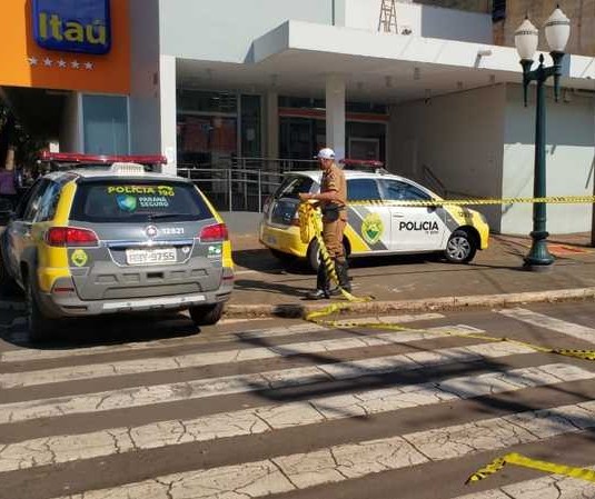  Homem é preso após render seguranças de banco com faca em Campo Mourão