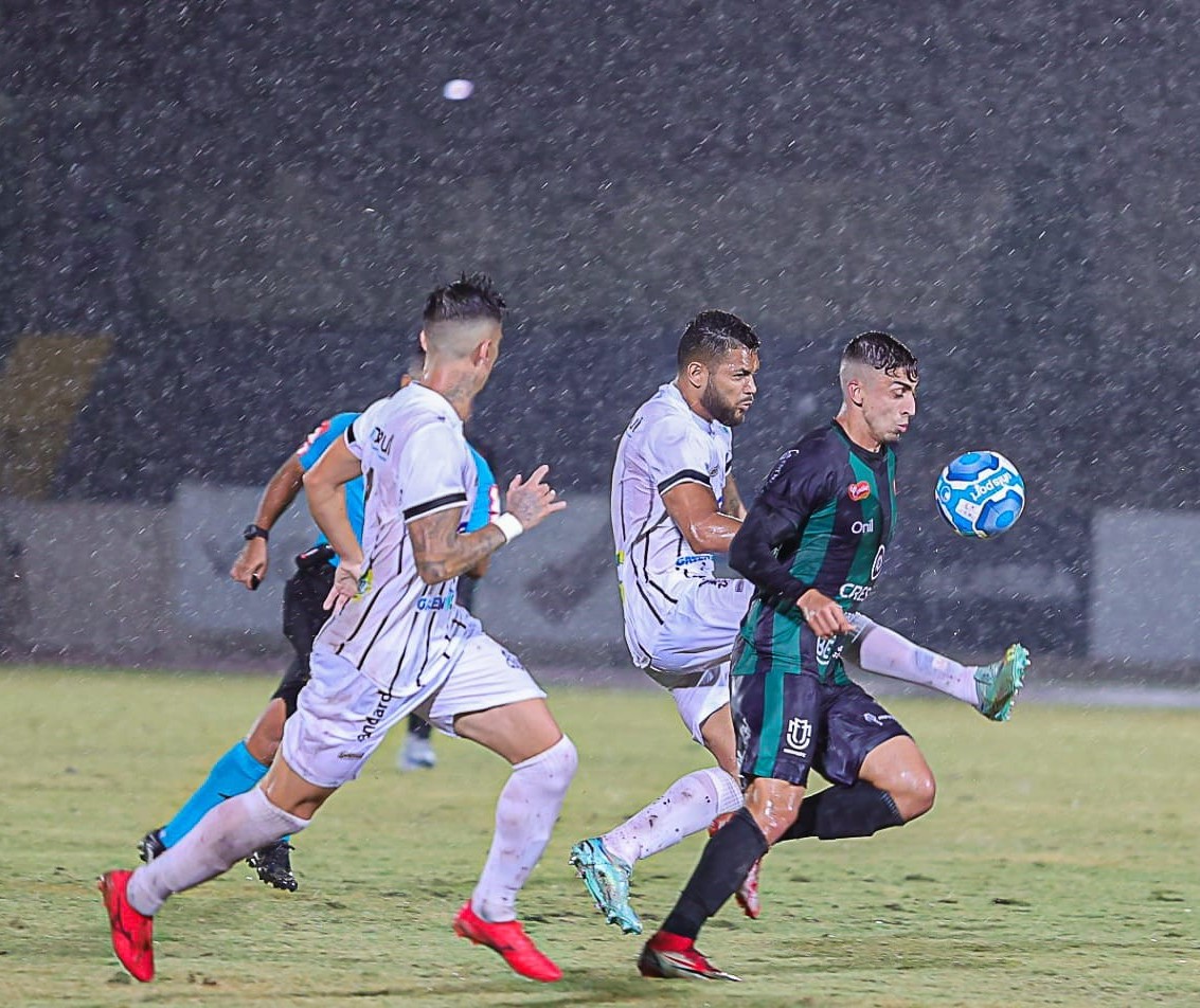 Mesmo com chuva, Maringá FC vence Operário por 2 a 0