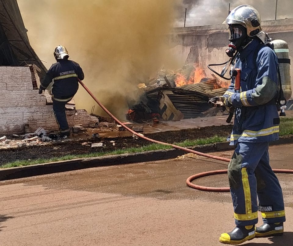 Bombeiros combatem incêndio em fábrica de cadeiras em Sarandi