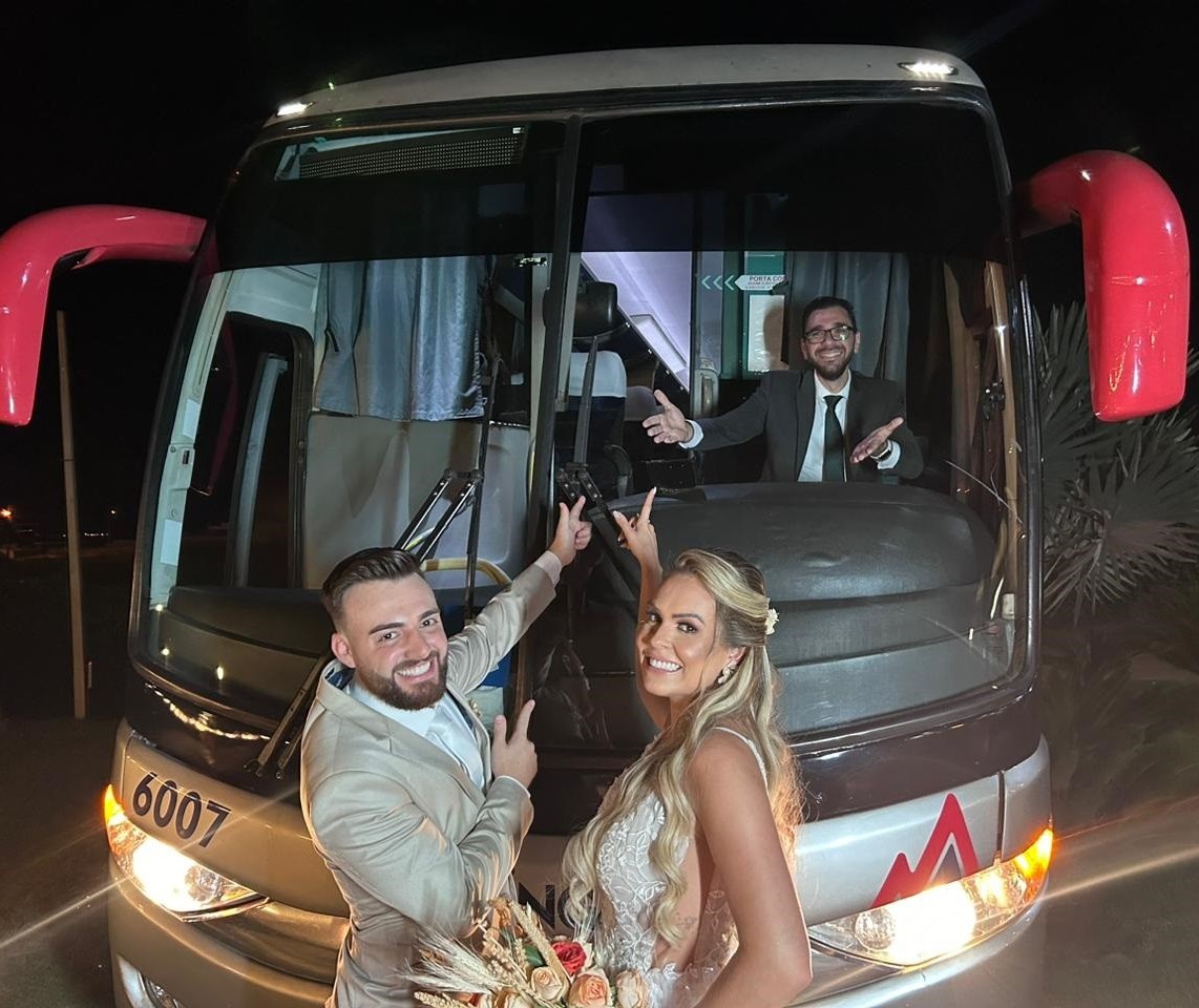 Celebrante leva ônibus para casamento e noivos relembram primeiro beijo