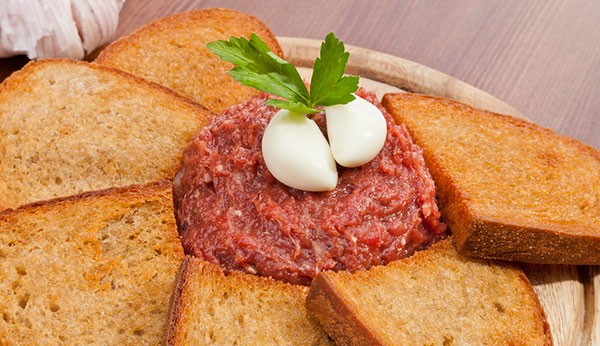 Carne de onça: prato preparado com carne bovina e pão 