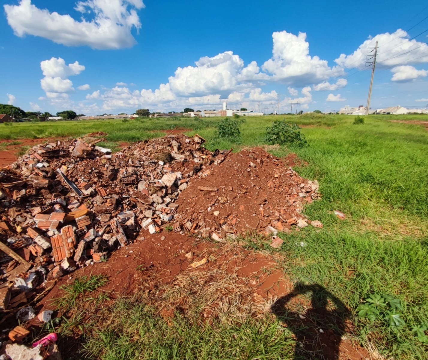 Fiscalização flagra descarte irregular de entulho em terreno de Sarandi