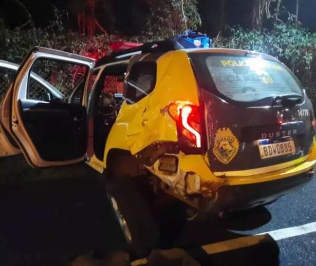 Motorista bêbado bate em viatura policial e deixa feridos em Maringá