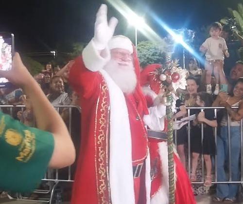 Abertura da Maringá Encantada reúne público na Praça da Catedral com chegada do Papai Noel e acendimento das luzes