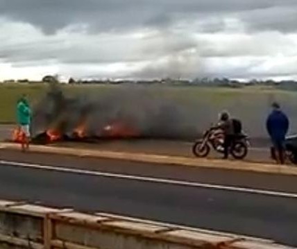 Moradores protestam na BR-376 para pedir passarela