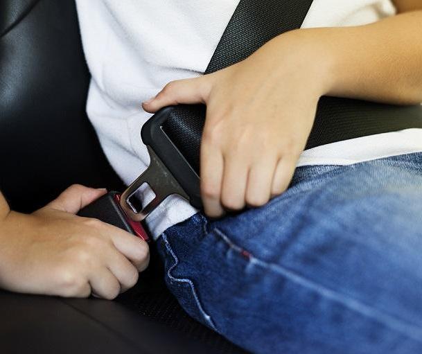 Por que o cinto de segurança pode evitar morte em caso de capotamento?